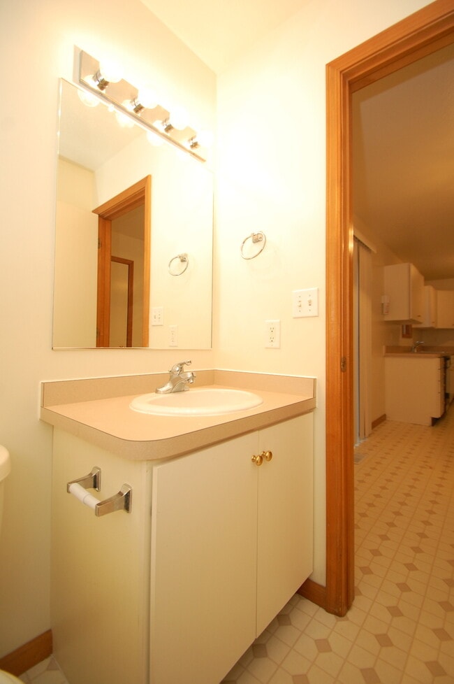 Building Photo - Recently Renovated 3-Bedoom Duplex for Ren...