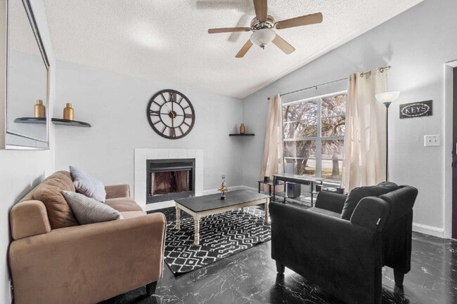 Building Photo - Chic & Cozy 2-Bed, 2-Bath Condo Retreat in Heart of Tampa