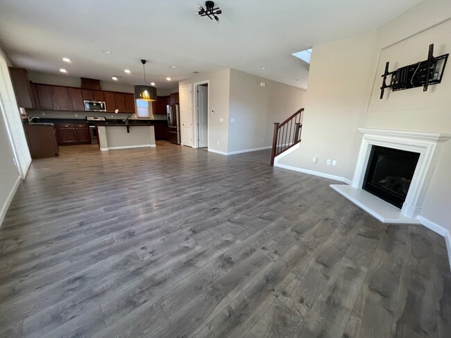 Building Photo - Newer Home within Red Hawk Golf Community!