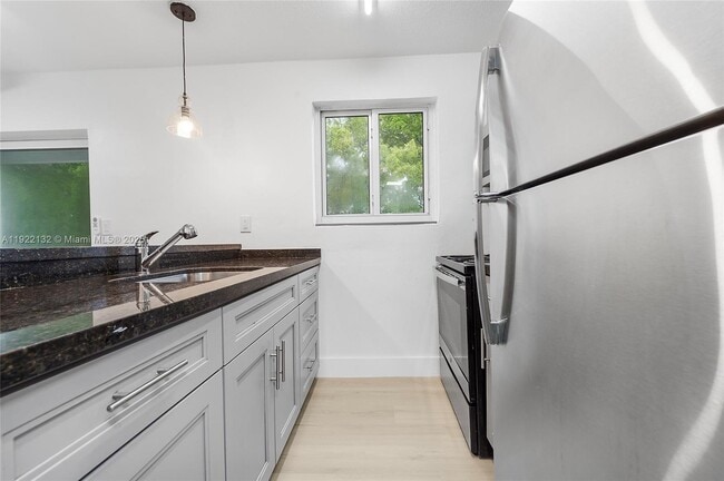 Building Photo - 12101 NE 6th Ave