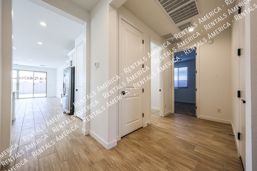 Building Photo - 5411 W Royal Palm Rd