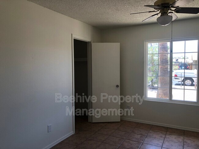 Building Photo - 4022 E Pecan Rd