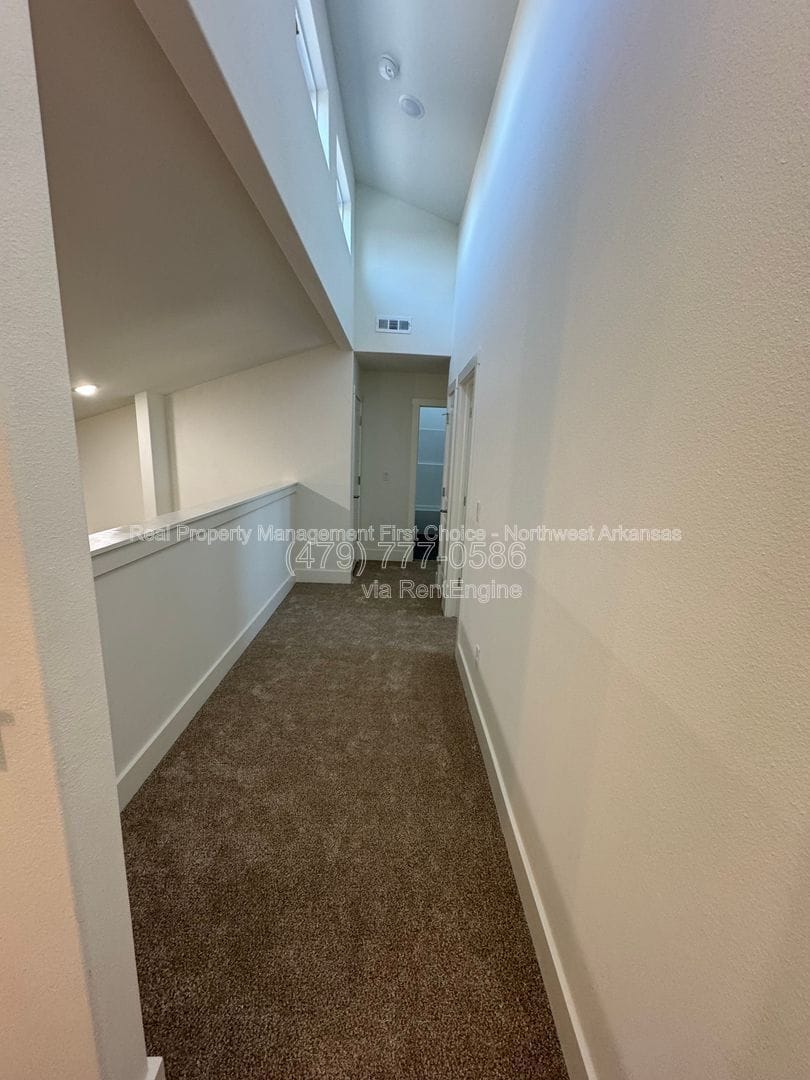 Building Photo - 720 Sun Meadow Dr