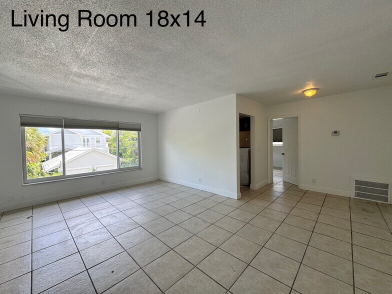 Building Photo - 425 NE 7th Ave