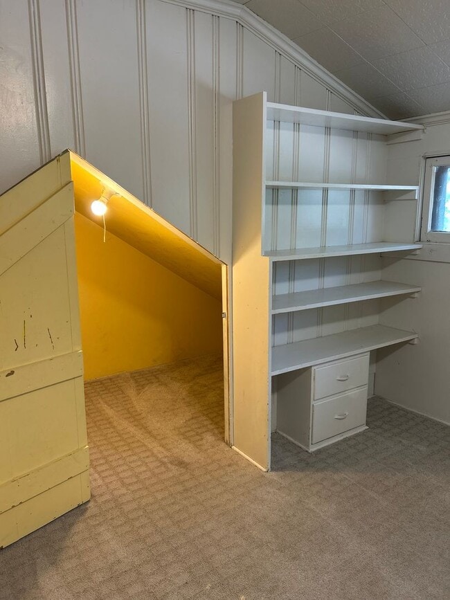 Building Photo - Charming 3-Bed Near UMKC – Hardwood Floors...