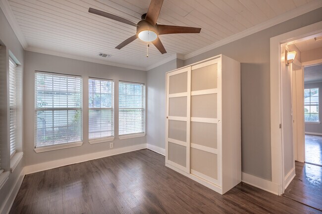 Building Photo - Charming East Austin 2BR w/ Character & Walkable Location