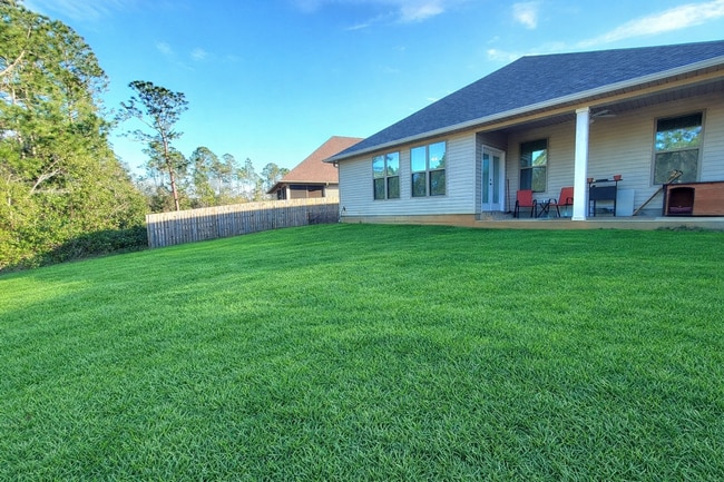 Building Photo - Spacious Open-Concept Home with New Fenced Backyard