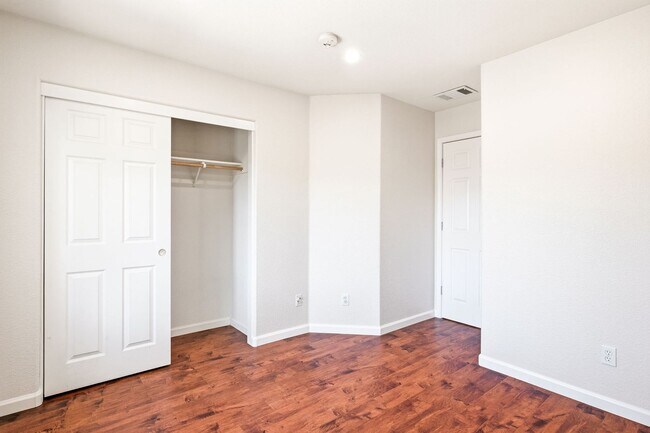 Building Photo - Beautiful single 4 Bed, 2.5 Bath Family Home in Quiet Neighborhood!