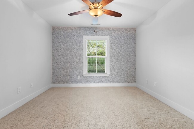 Building Photo - Beautifully Updated 3 Bedroom, 2.5 Bathroo...