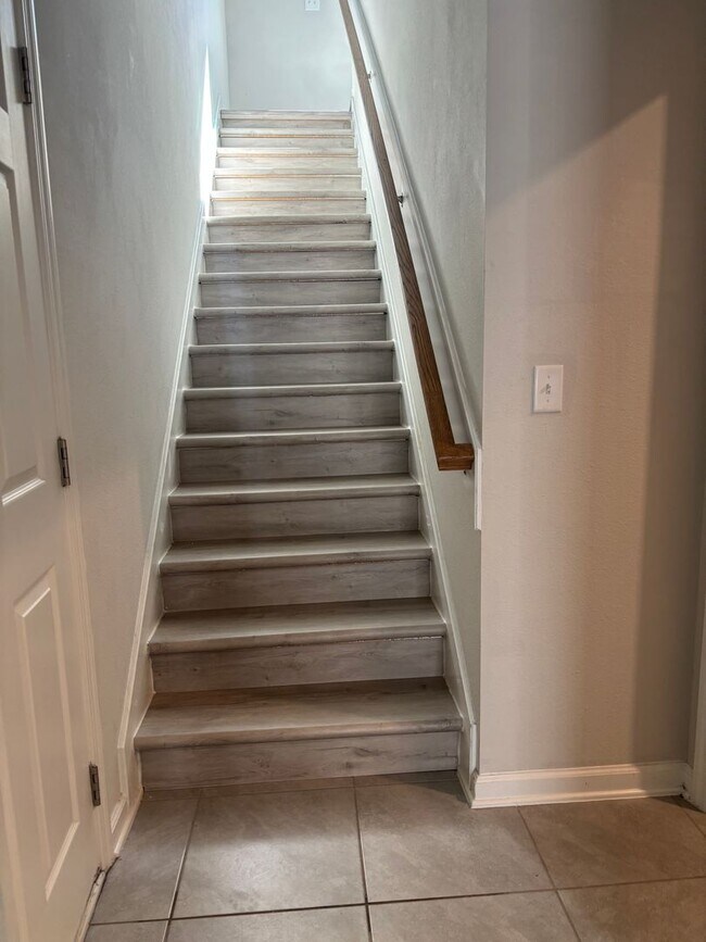 Building Photo - 4 Bedroom 3 Full Bath House in Convenient Location