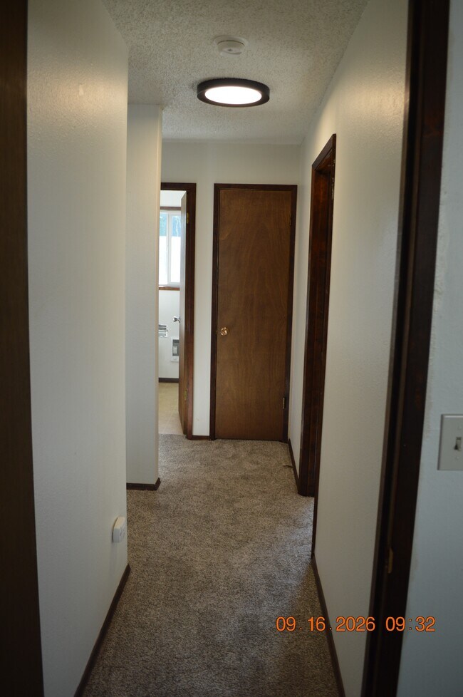 Building Photo - 665 SW Tichenor St
