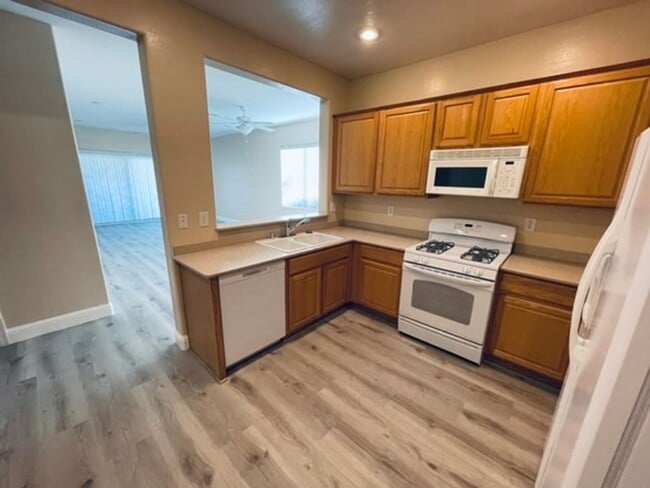 Building Photo - Charming 3 Bedroom in 55+ Solera, Laminate...