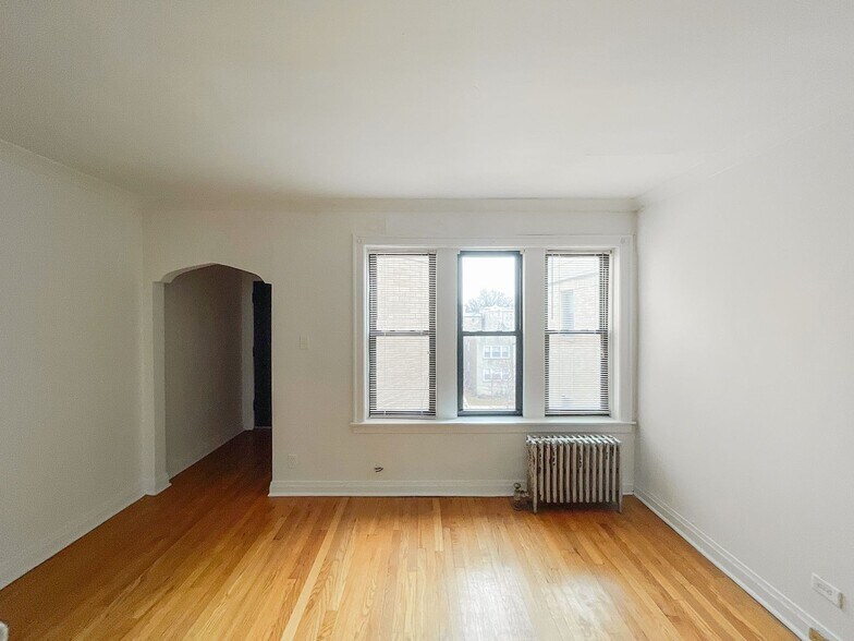 Building Photo - 2540 W Summerdale Ave