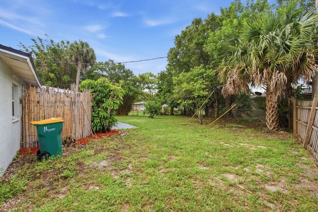 Building Photo - 2267 Robinhood Dr