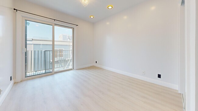 Building Photo - 711 La Playa St