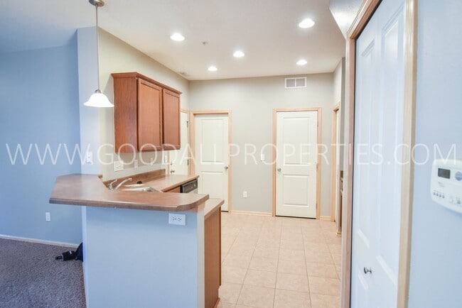 Building Photo - 2 Bedroom, 1.5 Bath Townhome in Jordan Creek area!