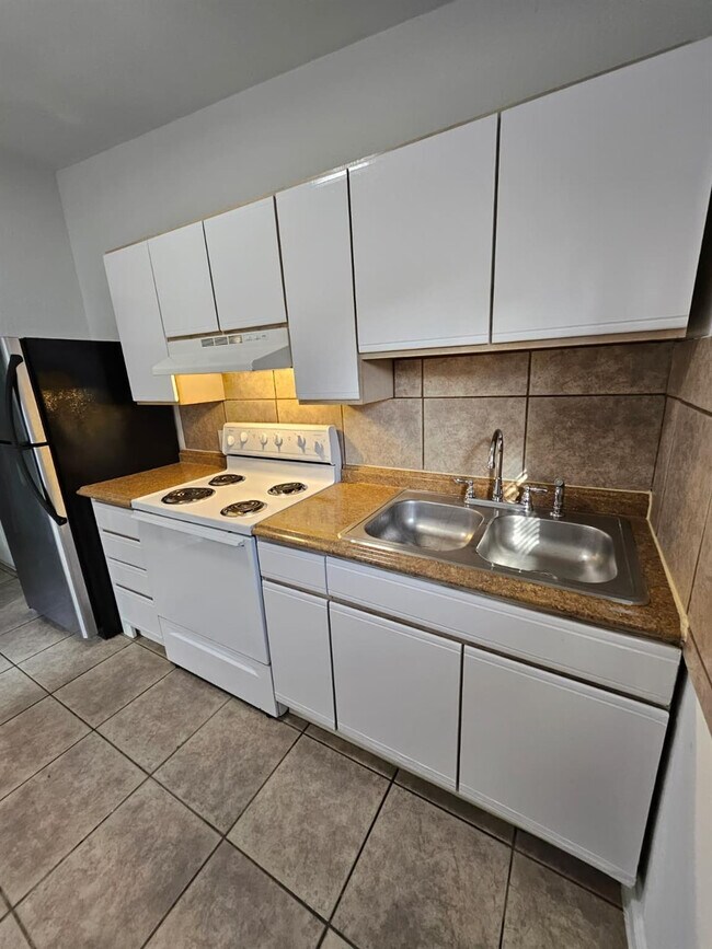 Building Photo - 1100 NE 12th Ave