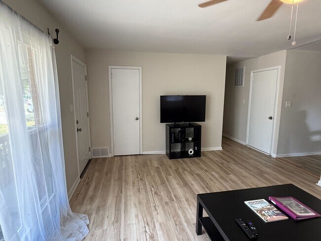 Building Photo - 828 Willow Pl