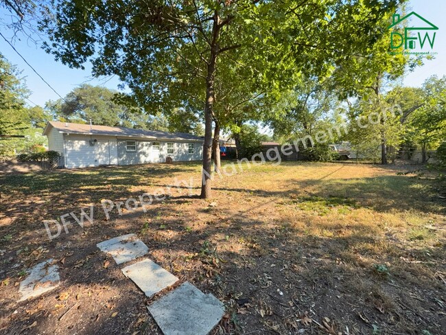 Building Photo - Fully Renovated 2-Bedroom Home Near UTA & AT&T Stadium – Modern Upgrades + Spacious Yard!