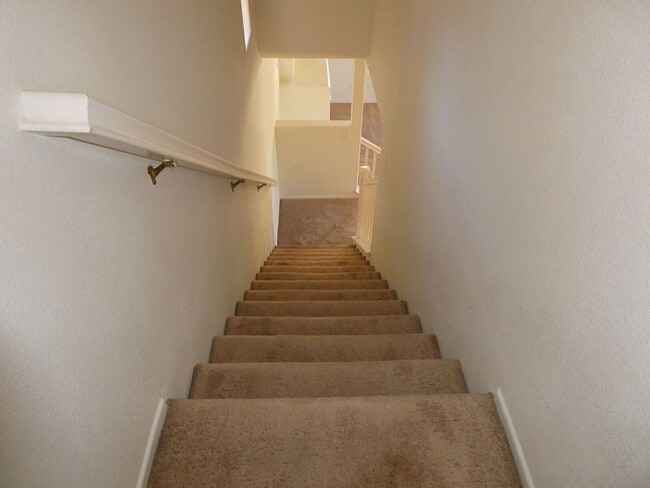 Building Photo - Autumn Glenn Large Two Story Home Near Sho...