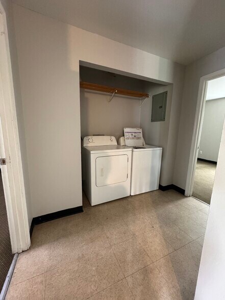 Building Photo - 405 S Graham Ave