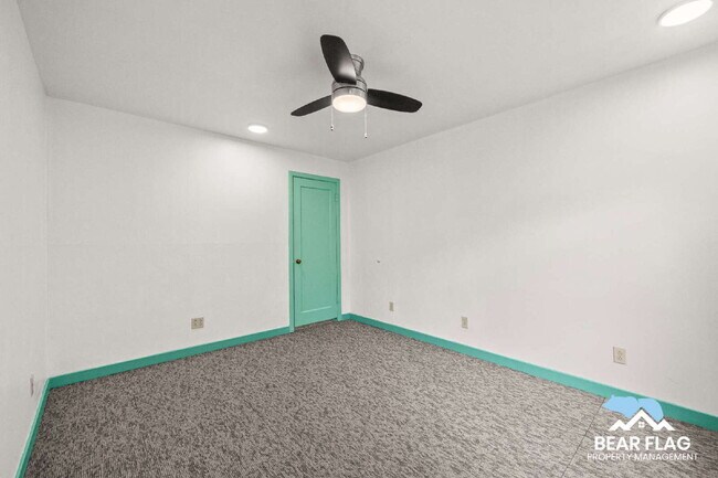 Building Photo - For Rent – 1 Bedroom Back Unit in Mid-Town...