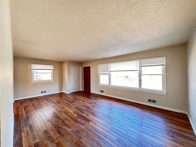 Building Photo - 9133 Oakwood Rd