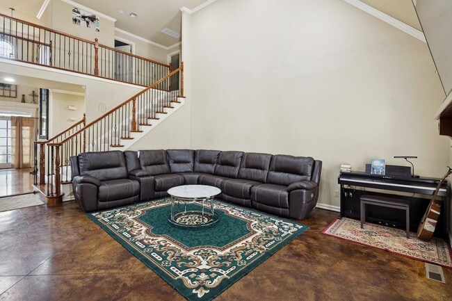 Building Photo - 4 Bedroom + Bonus Room & Office with Gorgeous Pool