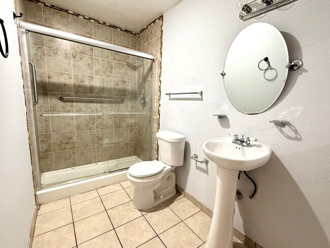 Building Photo - 1020-1022 Vera Court