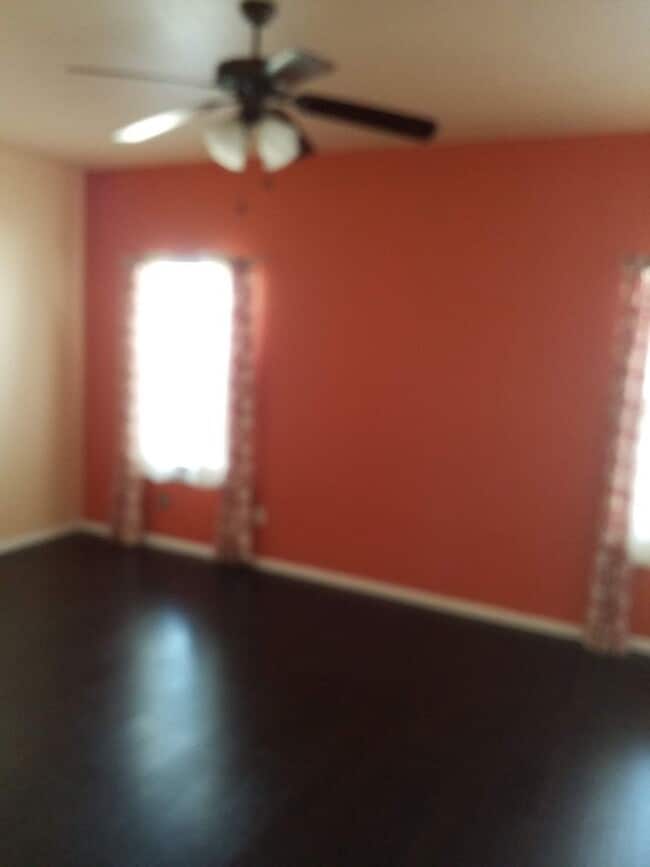 Building Photo - Large 3 Bedroom, 2 Bath Home