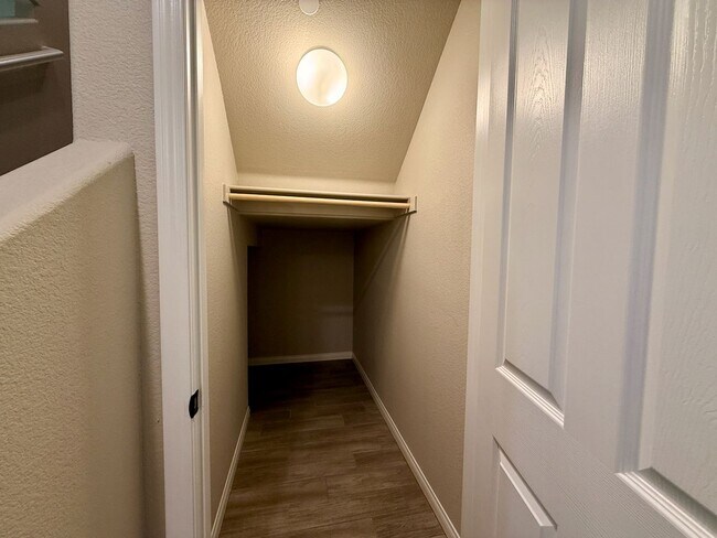 Building Photo - 3 BED 2.5 BATH 2 CAR GARAGE MODERN TOWNHOM...