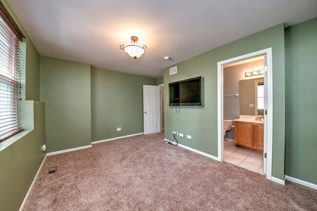 Building Photo - 5565 Cambridge Way
