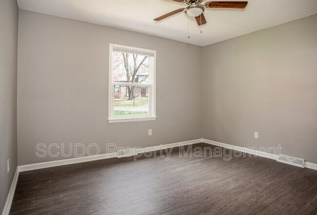 Building Photo - 6912 NW Searcy Dr
