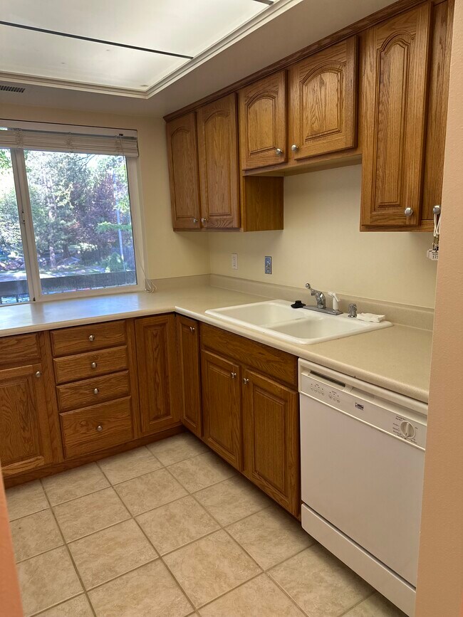 Building Photo - Waterbury Way condominium - utilities included
