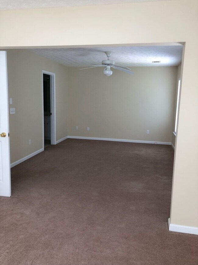 Building Photo - 3 bed/ 3 bath Townhouse