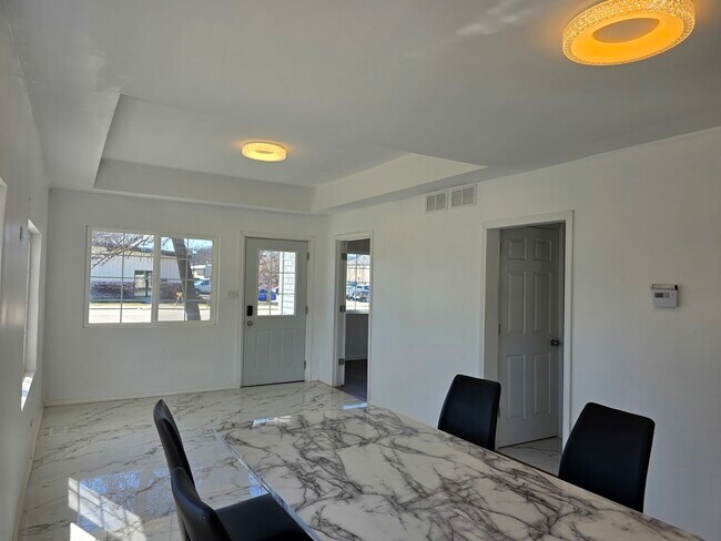 Building Photo - 122 Hawley St