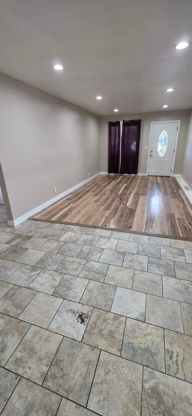 Living room - 956 E 55th St