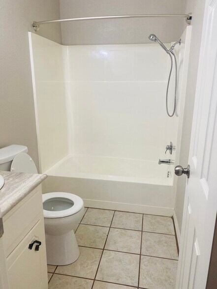 Master Bathroom - 823 Hardy Springs Cir
