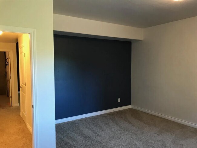 Building Photo - 331 Cliff View Dr