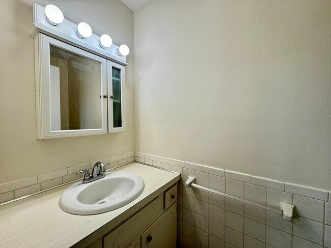 Building Photo - 25 Greentree Ln