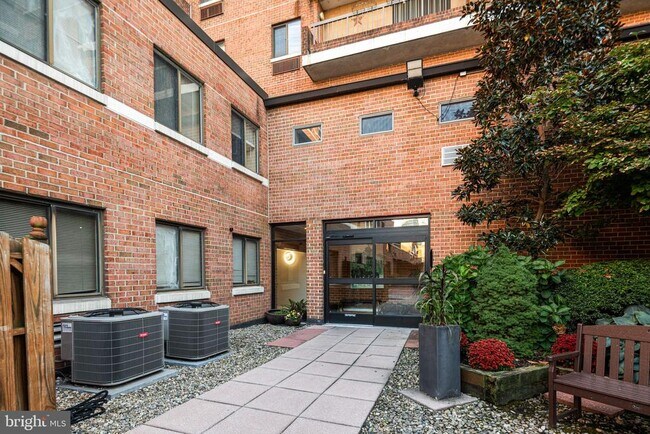 Building Photo - 200 Lombard St