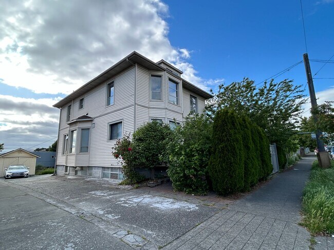 Building Photo - 1560