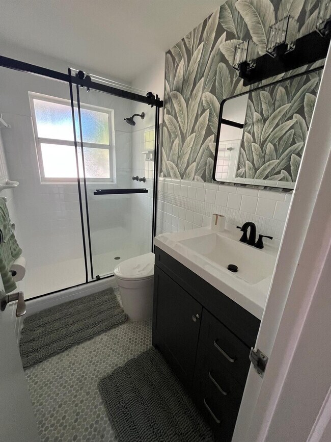 Building Photo - 556 SE 15th Ave