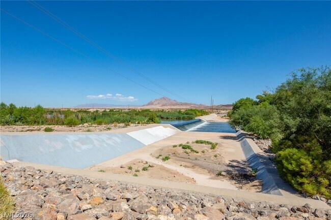 Building Photo - 1068 Crescent Falls St