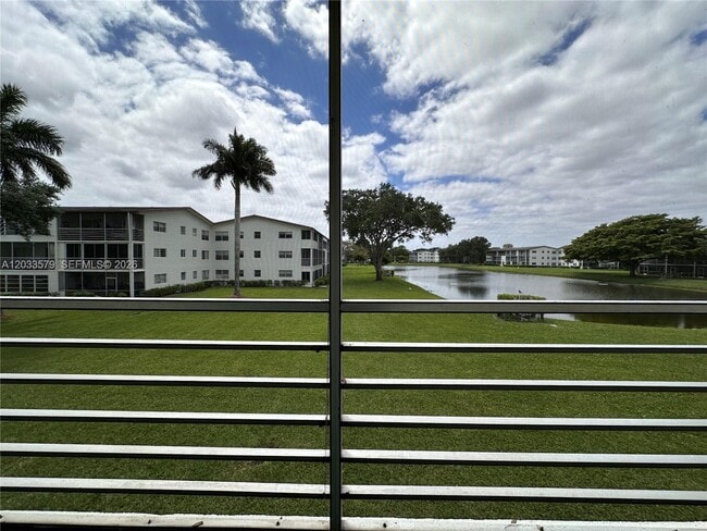 Building Photo - 569 Fanshaw N