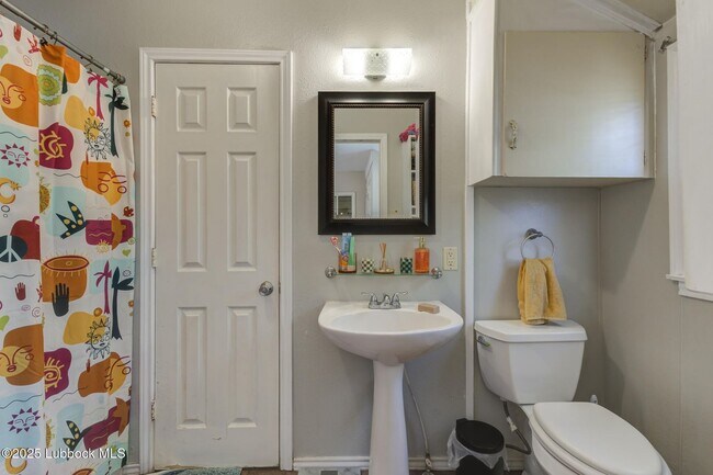 Building Photo - Charming & Unique 4 Bedroom