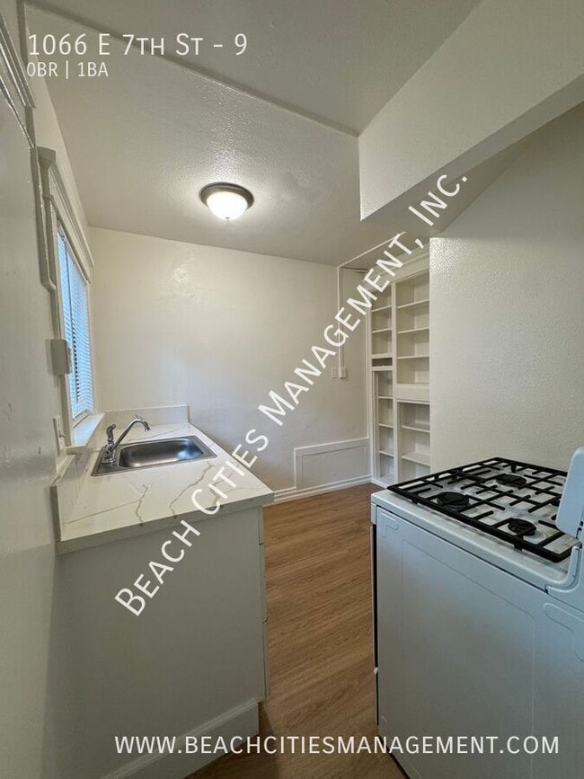 Building Photo - 1066 E 7th St