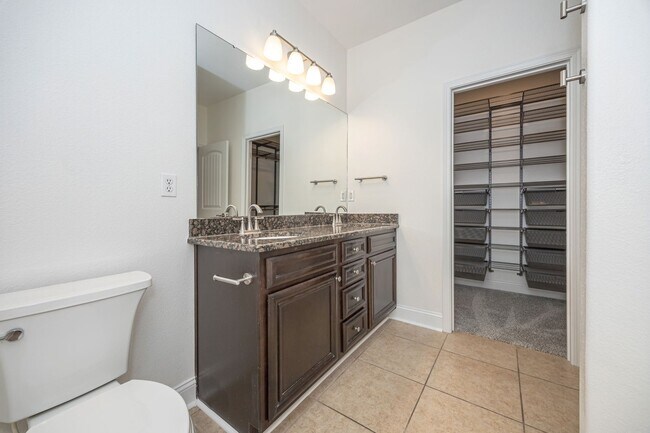 Building Photo - Charming Home Move-in Ready!