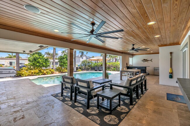 Building Photo - 2471 NE 46th St