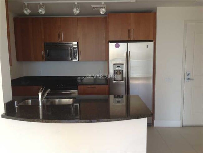 Building Photo - High Rise Unit with Strip Views